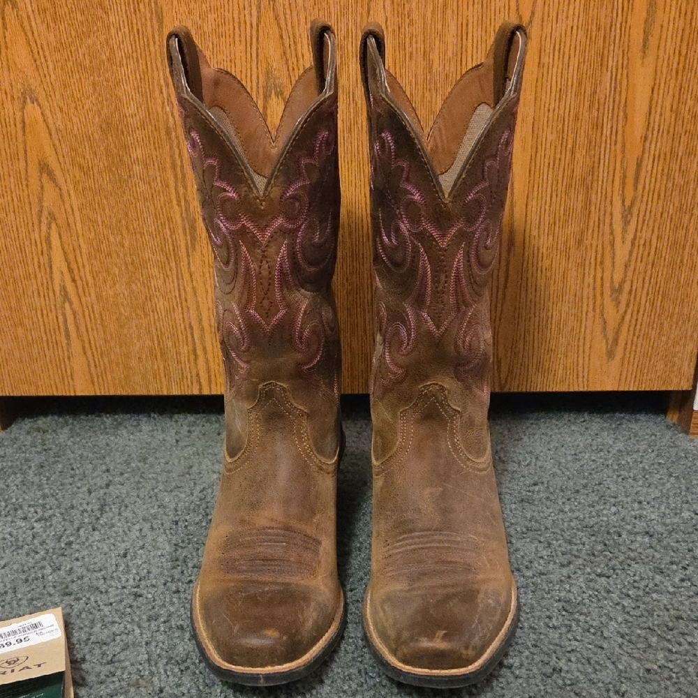 ‼️WORN ONE TIME‼️Ariat Women's 8.5B Med. Brown w/pink stitching. Square toe. - Picture 2 of 16